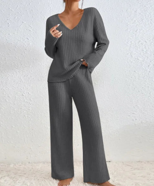Vivienne | Tweedelige set met rechte broek en V-hals top
